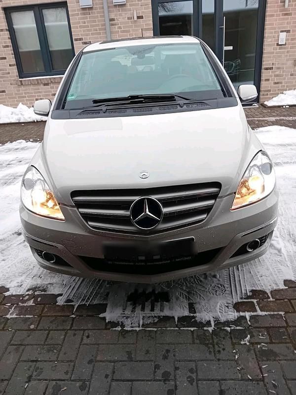 Gebraucht Mercedes B200 193 PS (141 kW) 2010 Weiß Van / Kleinbus