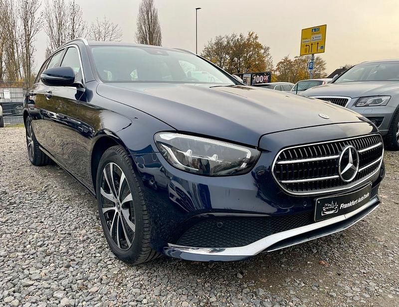 Blau Gebraucht 2020 Mercedes E300 Limousine | 25.900 € (Superpreis) - Bild 1/4