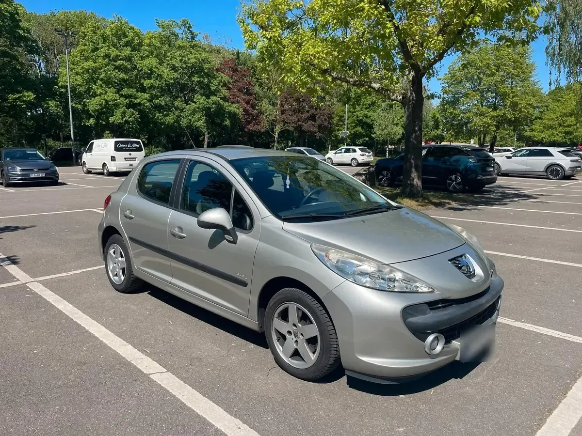 Gebraucht Peugeot 207 Urban Move 95 PS (69 kW) 2008 Silber Limousine