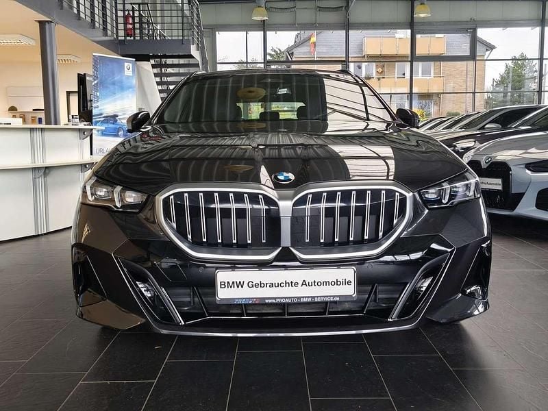Gebraucht BMW 520 M Sport 208 PS (152 kW) 2025 Sophistograu brillanteffekt me Kombi