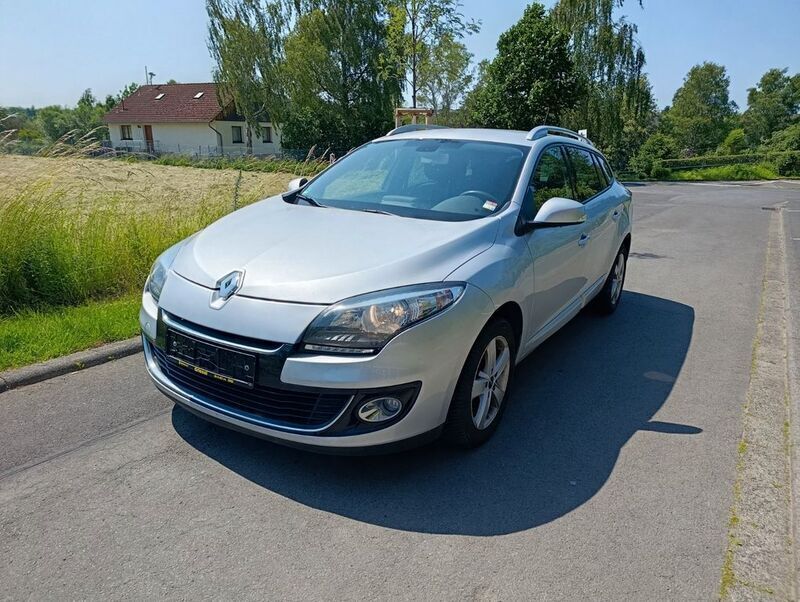 Grau Gebraucht 2013 Renault Mégane III Dynamique Limousine | 6.199 € (Fairer Preis) - Bild 1/4