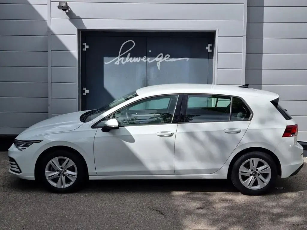 Gebraucht VW Golf VIII Life 131 PS (96 kW) 2024 Weiß Limousine