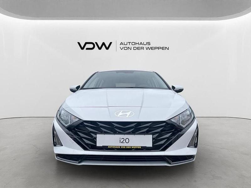 Gebraucht Hyundai i20 Select 101 PS (74 kW) 2024 Weiß Kleinwagen