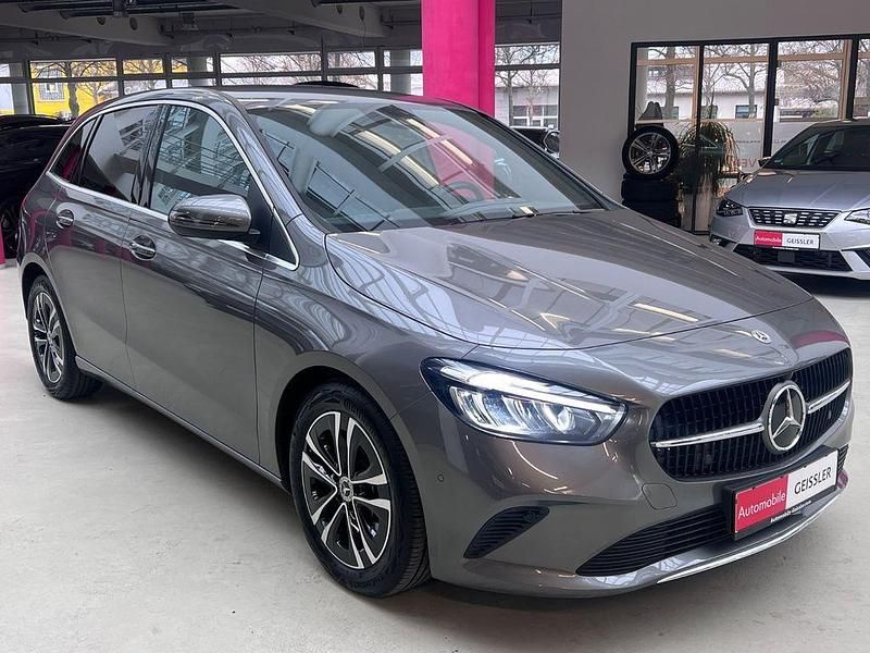Gebraucht Mercedes B200 163 PS (119 kW) 2023 Mountaingrau Van / Kleinbus