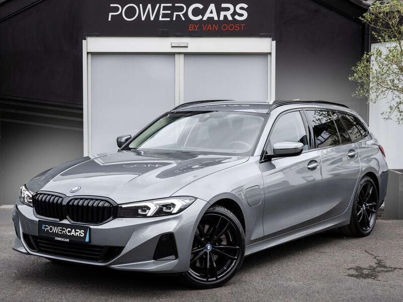 Grau Gebraucht 2024 BMW 320e Shadowline Kombi | 38.900 € (Teuer) - Bild 1/4