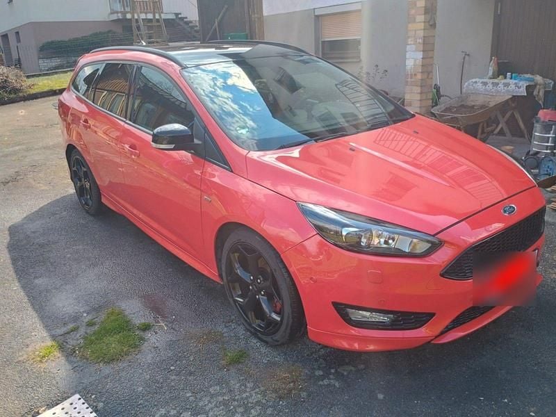 Usado Ford Focus ST-Line 150 CV (110 kW) 2017 Rojo Familiar