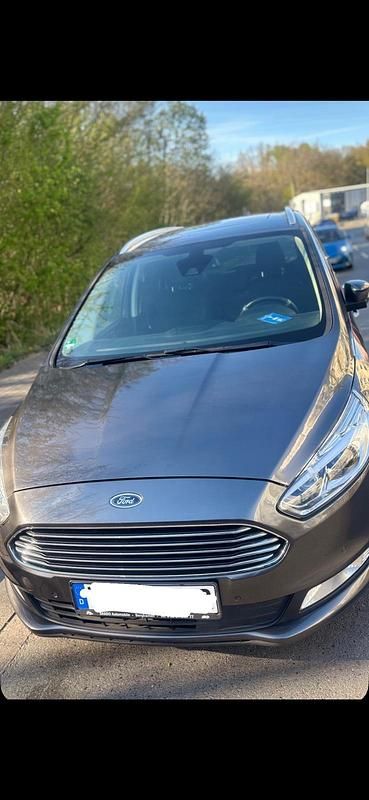 Grau Gebraucht 2017 Ford Galaxy Van / Kleinbus | 22.500 € - Bild 1/4