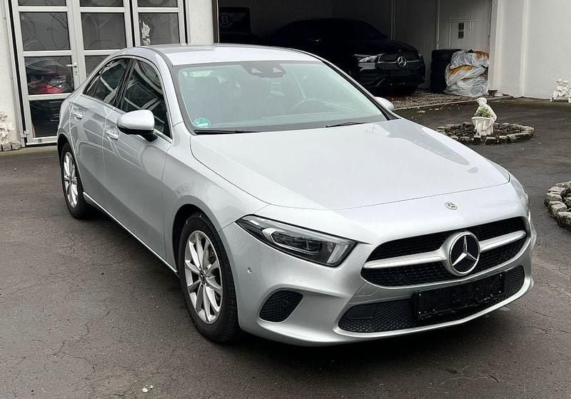 Silber Gebraucht 2019 Mercedes A200 Limousine | 20.700 € - Bild 1/4