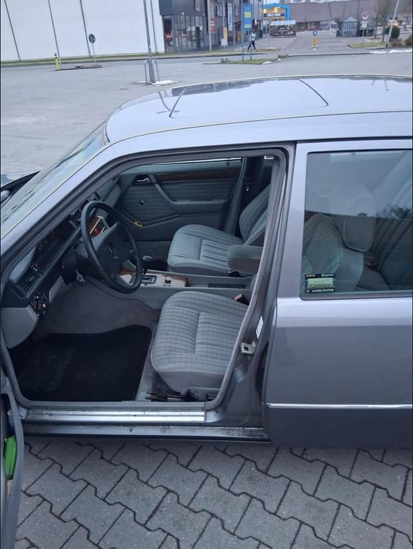 Gebraucht Mercedes E250 90 PS (66 kW) 1990 Grau Kleinwagen