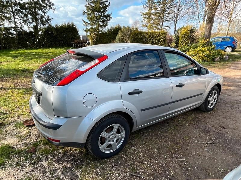 Używany Ford Focus 102 KM (75 kW) 2004 Srebrny Hatchback