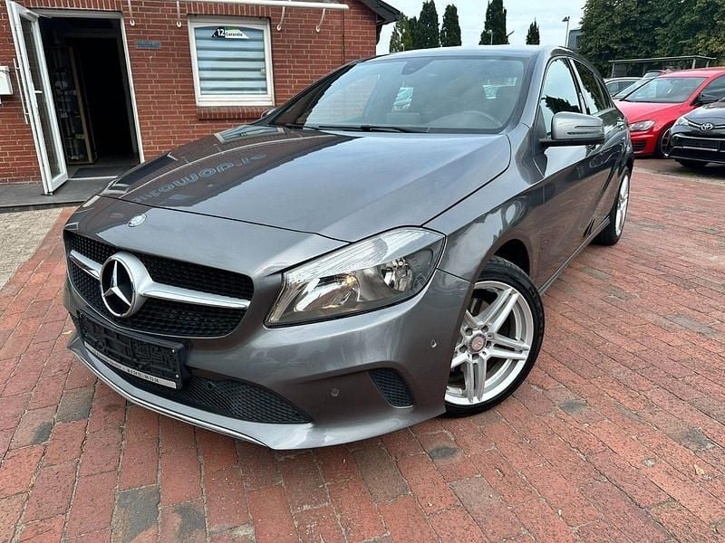 Grau Gebraucht 2016 Mercedes A200 Kleinwagen | 12.900 € (Guter Preis) - Bild 1/4