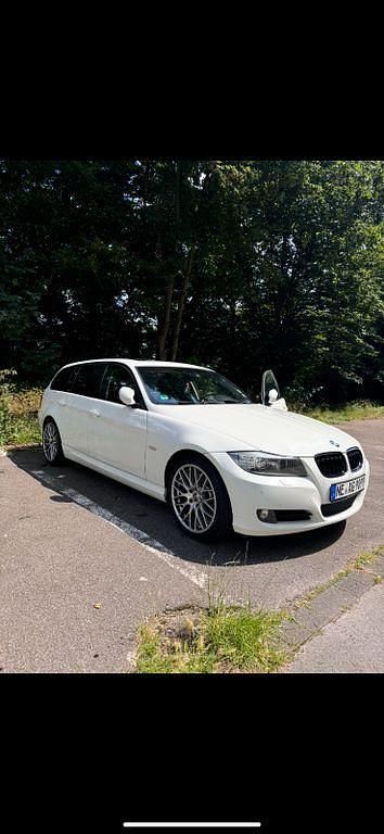 Weiß Gebraucht 2012 BMW 325 Sport Line Kombi | 9.200 € (Fairer Preis) - Bild 1/4