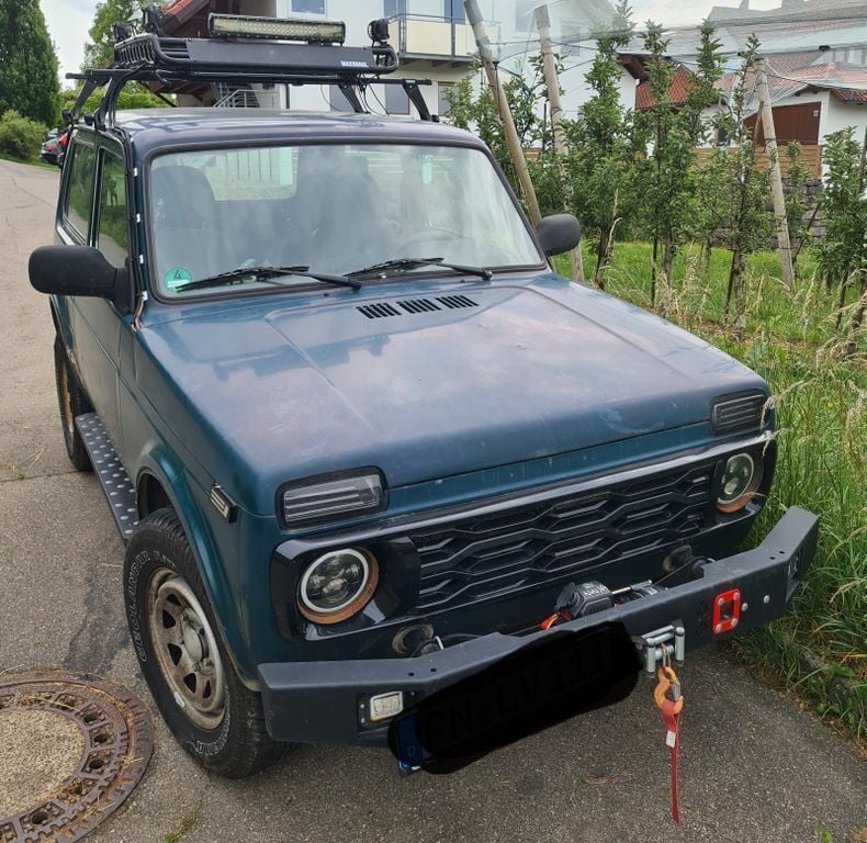 Grün Gebraucht 2011 Lada niva SUV | 3.900 € (Superpreis) - Bild 1/4