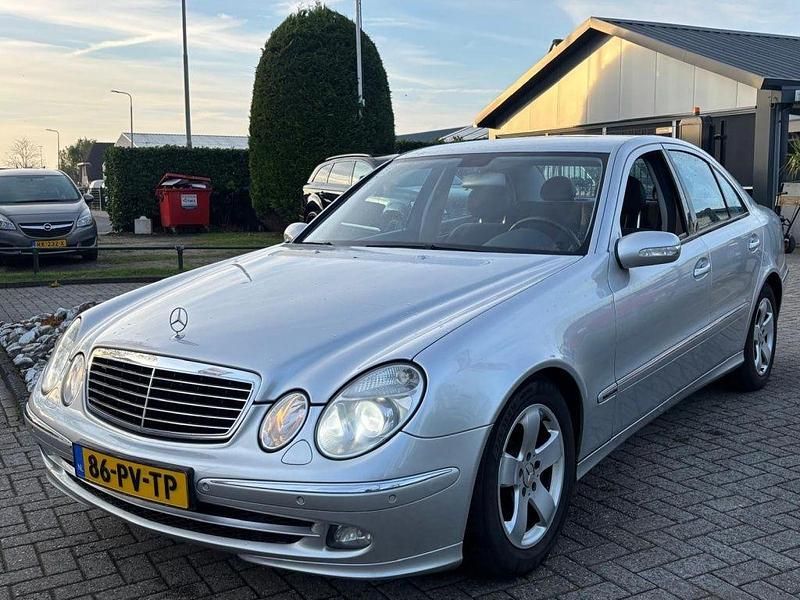 Grau Gebraucht 2005 Mercedes E220 Avantgarde Limousine | 2.950 € (Fairer Preis) - Bild 1/4