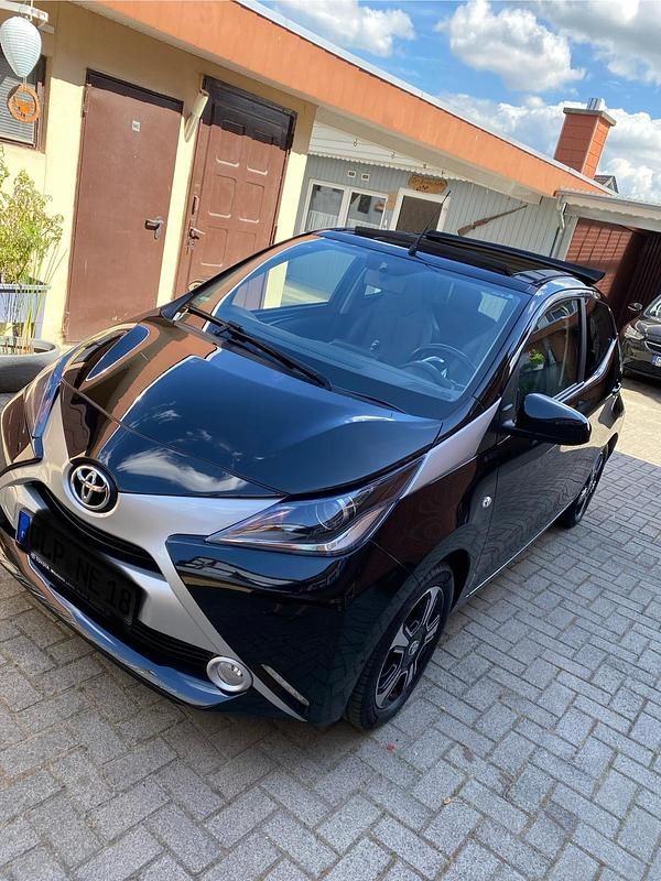 Schwarz Gebraucht 2017 Toyota Aygo Kleinwagen | 8.990 € (Fairer Preis) - Bild 1/4
