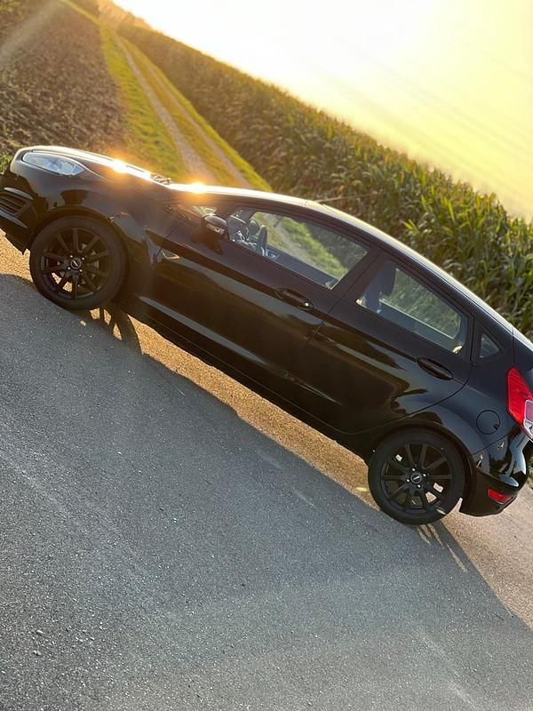 Gebraucht Ford Fiesta 95 PS (69 kW) 2014 Schwarz Kleinwagen