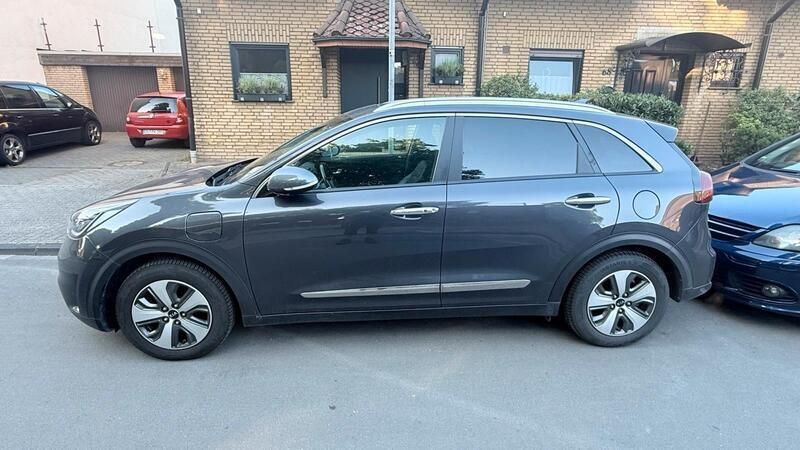 Grau Gebraucht 2017 Kia Niro SUV | 17.000 € (Fairer Preis) - Bild 1/4