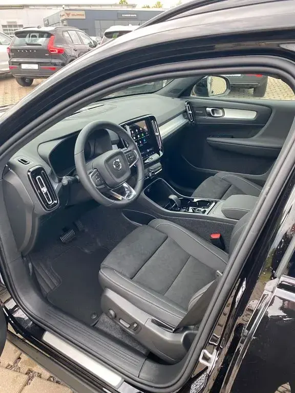 Neu Volvo XC40 Plus 163 PS (119 kW) 2025 Schwarz SUV