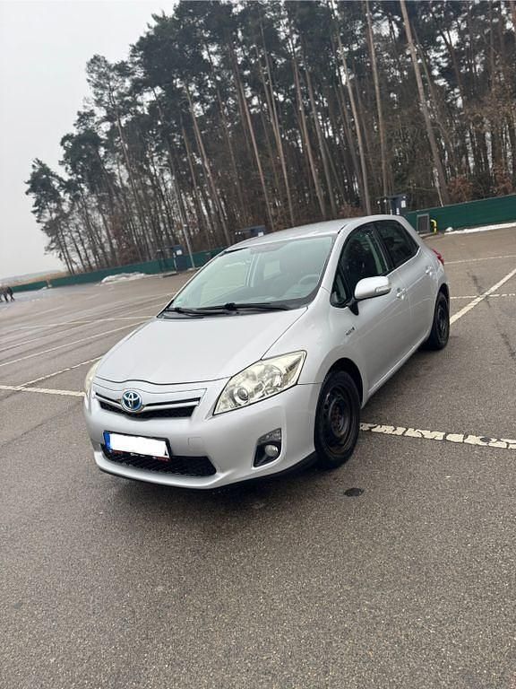 Silber Gebraucht 2012 Toyota Auris Hybrid Life Limousine | 9.990 € (Fairer Preis) - Bild 1/4