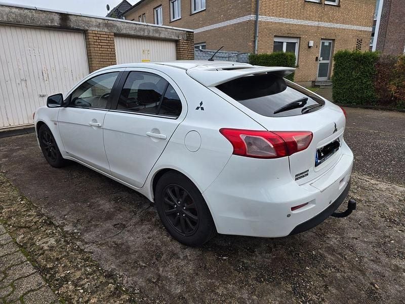 Gebraucht Mitsubishi Lancer Invite 117 PS (86 kW) 2011 Weiß Limousine