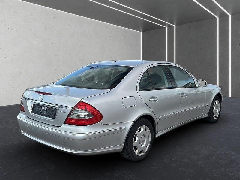 Gebraucht Mercedes E200 163 PS (119 kW) 2007 Silber Limousine