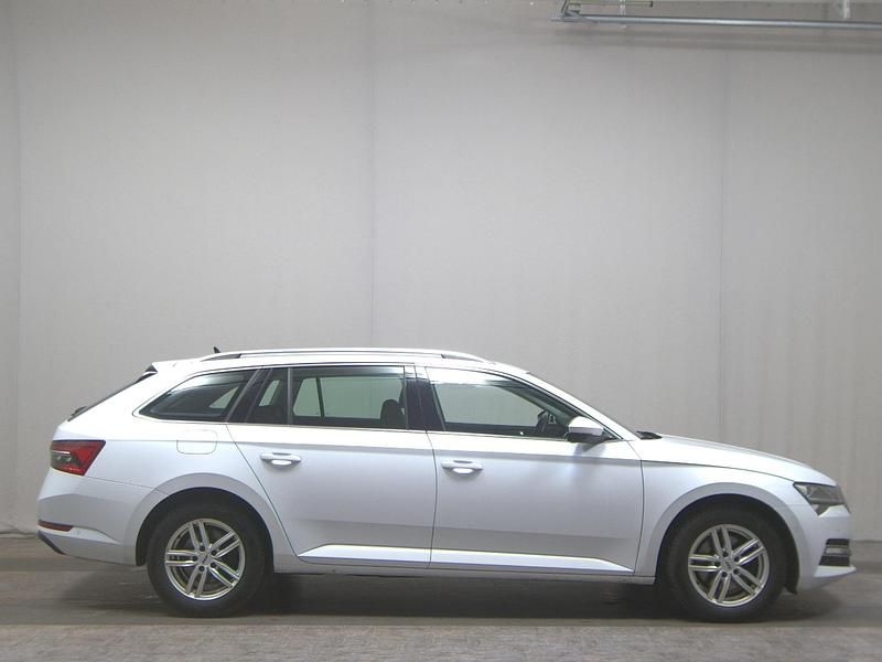 Weiss Gebraucht 2022 Skoda Superb Style Kombi | 19.980 € (Fairer Preis) - Bild 1/4