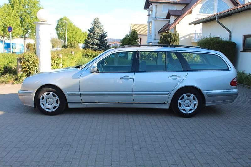 Gebraucht Mercedes E220 Classic 143 PS (105 kW) 2001 Silber Limousine