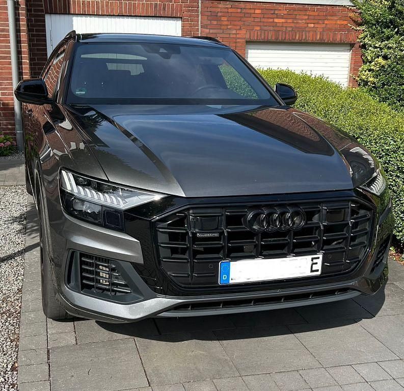 Grau Gebraucht 2021 Audi Q8 S-Line SUV | 51.390 € (Superpreis) - Bild 1/4