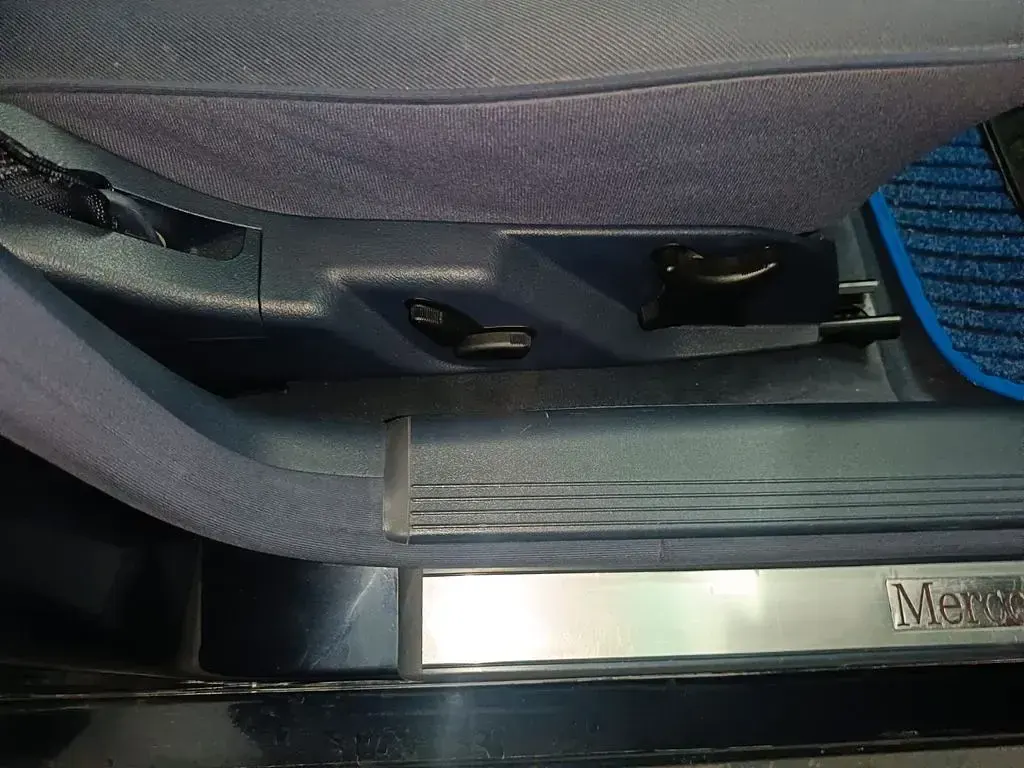 Gebraucht Mercedes E270 Elegance 177 PS (130 kW) 2001 Blau Limousine