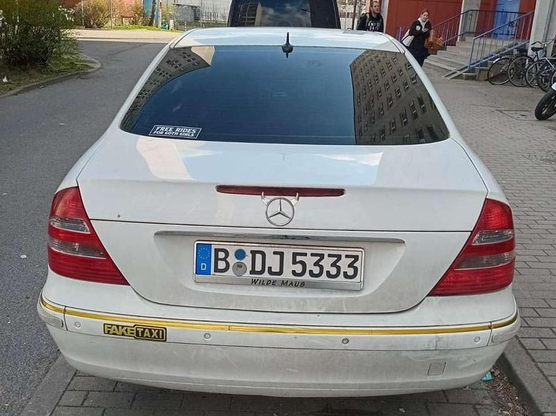 Gebraucht Mercedes E220 Classic 150 PS (110 kW) 2005 Weiß Limousine