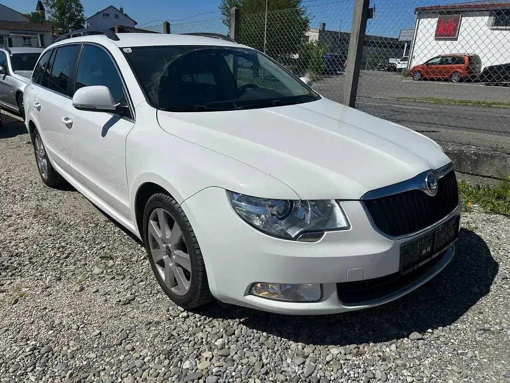 Używany Skoda Superb Elegance 140 KM (102 kW) 2012 Biały Kombi