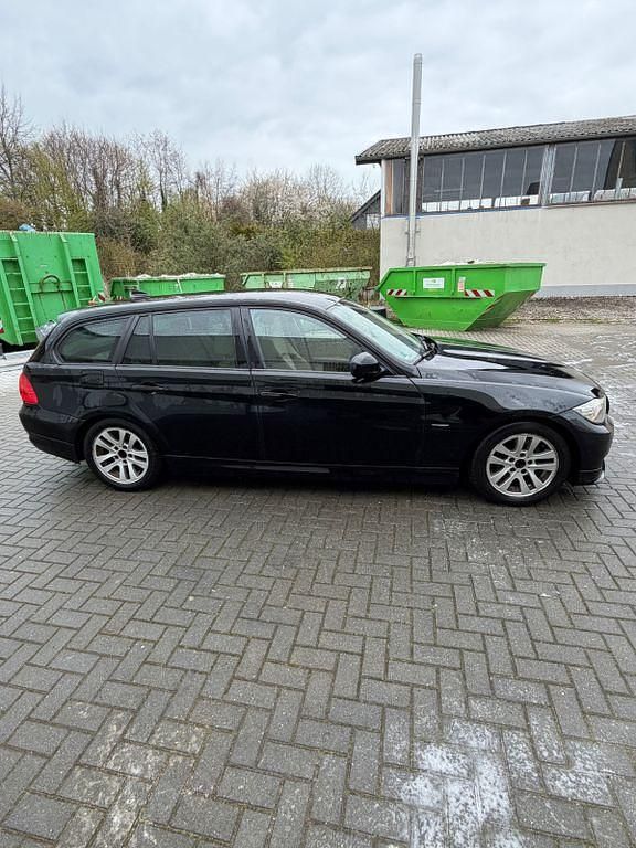 Gebraucht BMW 320 184 PS (135 kW) 2010 Schwarz Kombi