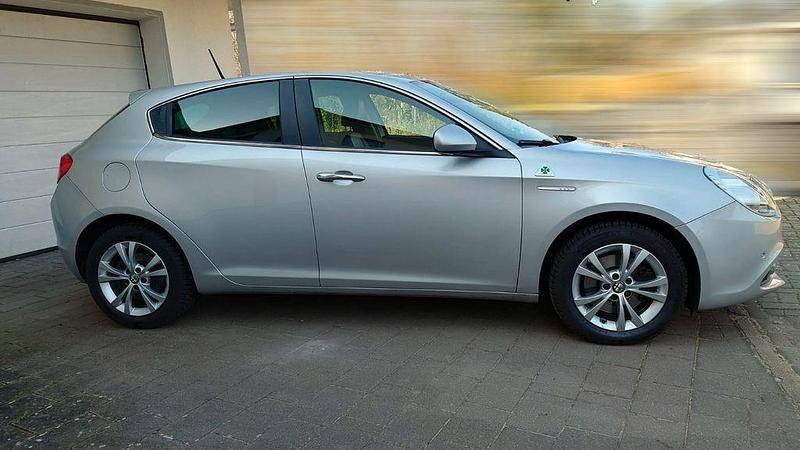 Grau Gebraucht 2015 Alfa Romeo Giulietta Turismo Kleinwagen | 10.500 € (Fairer Preis) - Bild 1/4