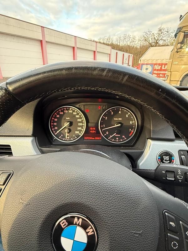 Gebraucht BMW 320 170 PS (125 kW) 2011 Schwarz Limousine