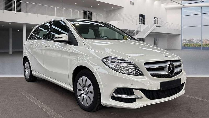 Weiß Gebraucht 2015 Mercedes B Electric Drive Van / Kleinbus | 9.800 € - Bild 1/4