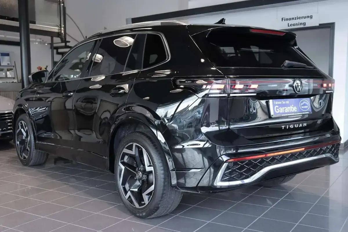 Gebraucht VW Tiguan R-line 150 PS (110 kW) 2025 Schwarz SUV