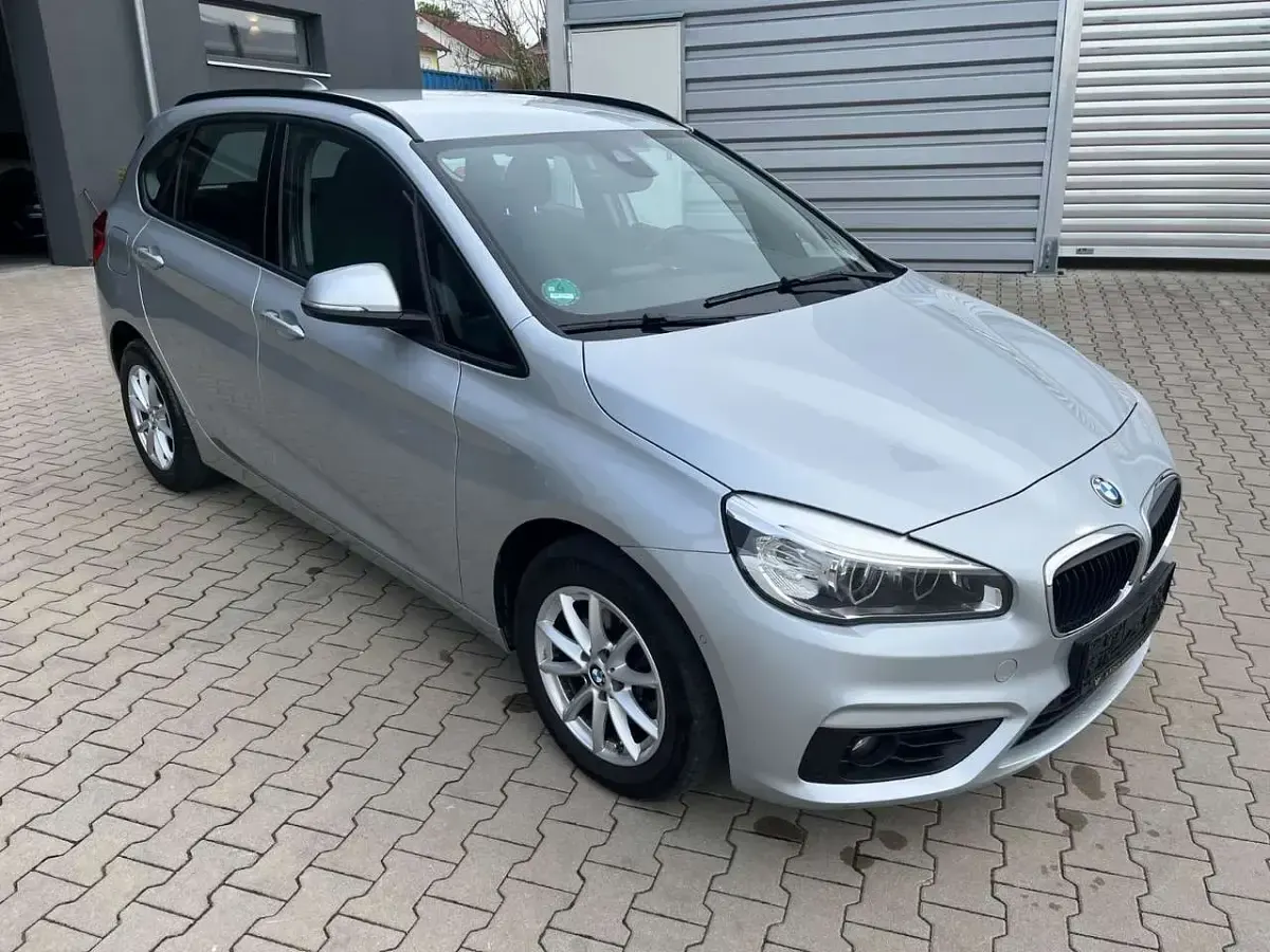 Gebraucht BMW 218 Advantage 136 PS (100 kW) 2018 Glaciersilber Kombi