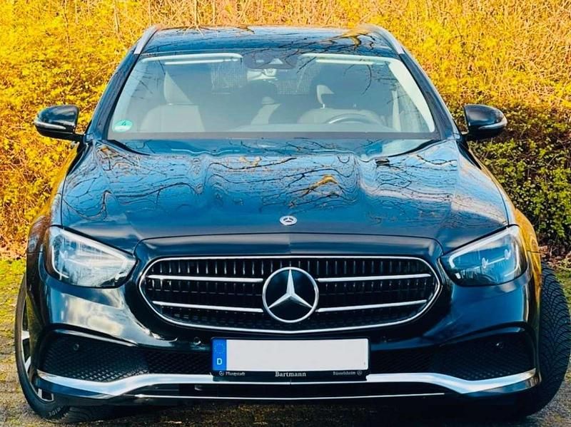 Schwarz Gebraucht 2021 Mercedes E300 Avantgarde Kombi | 24.950 € (Fairer Preis) - Bild 1/4