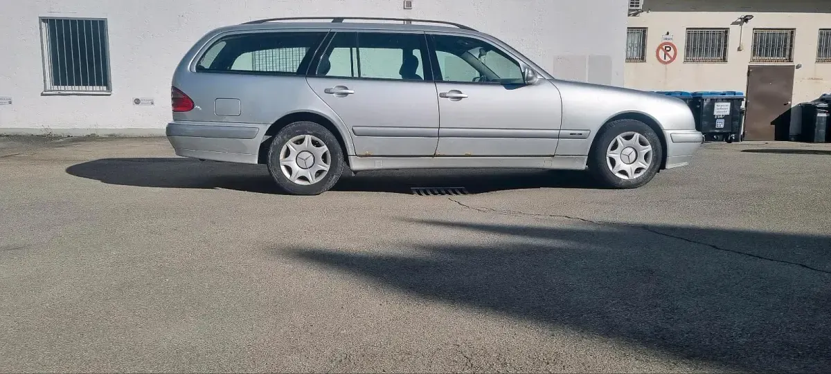 Usata Mercedes E220 150 CV (110 kW) 2002 Argento Station wagon