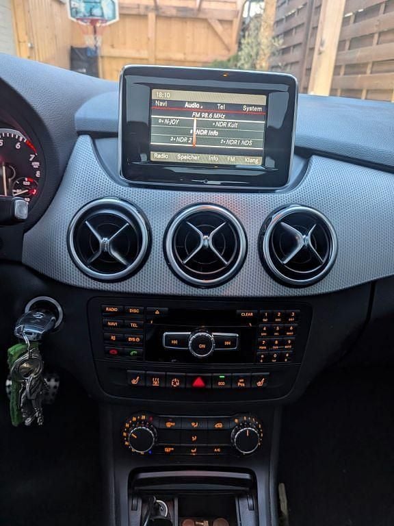 Second-hand Mercedes 200 156 CP (114 kW) 2013 Negru Monovolum