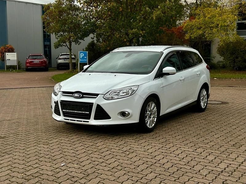 Weiß Gebraucht 2011 Ford Focus Kombi | 2.700 € (Etwas zu teuer) - Bild 1/4