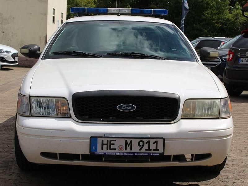 Second-hand Ford Crown 253 CP (186 kW) 2011 Alb Berlinǎ