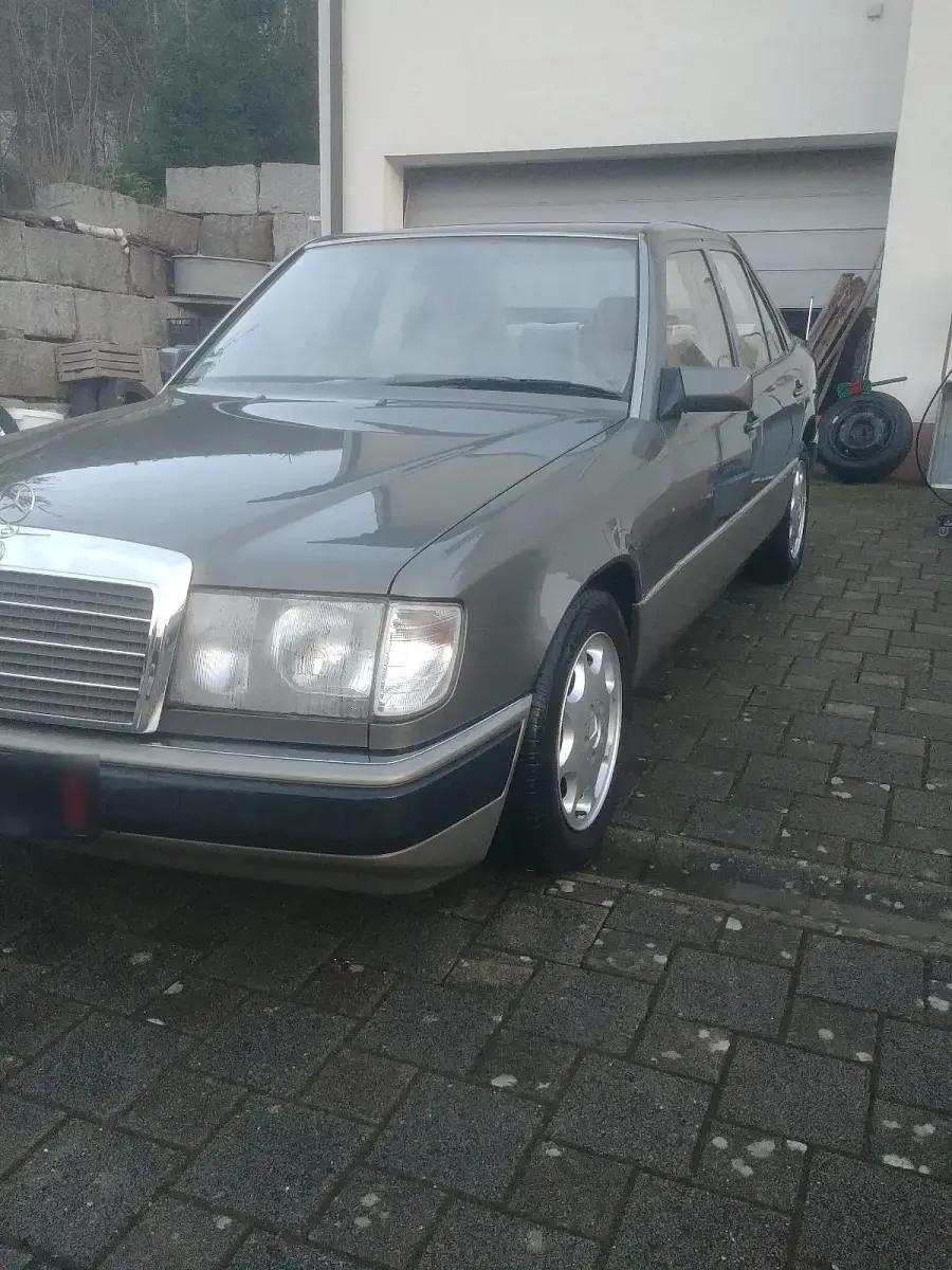 Gebraucht Mercedes 200 118 PS (86 kW) 1992 Gold Limousine
