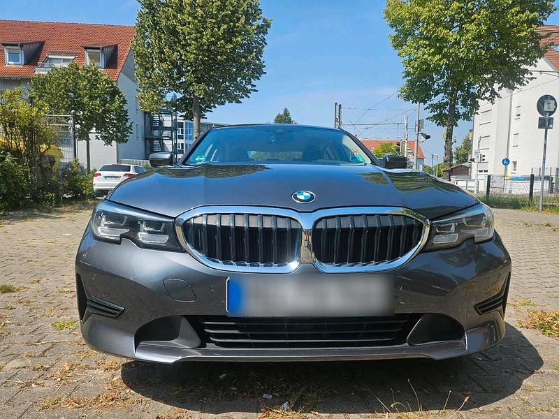 Grau Gebraucht 2019 BMW 330 Limousine | 23.400 € - Bild 1/4