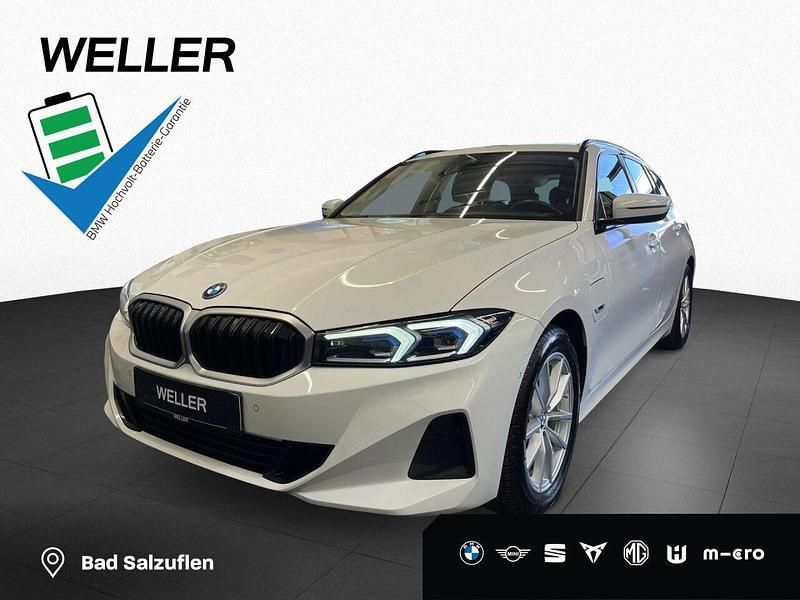 Alpinweiss iii (weiß) Gebraucht 2022 BMW 320e Shadowline Kombi | 27.980 € (Fairer Preis) - Bild 1/4