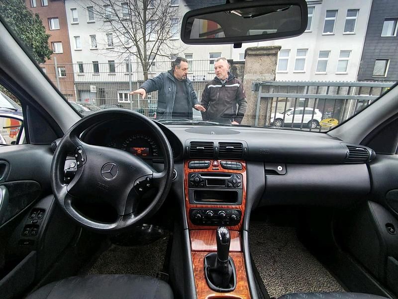 Second-hand Mercedes 220 143 CP (105 kW) 2000 Argintiu Berlinǎ