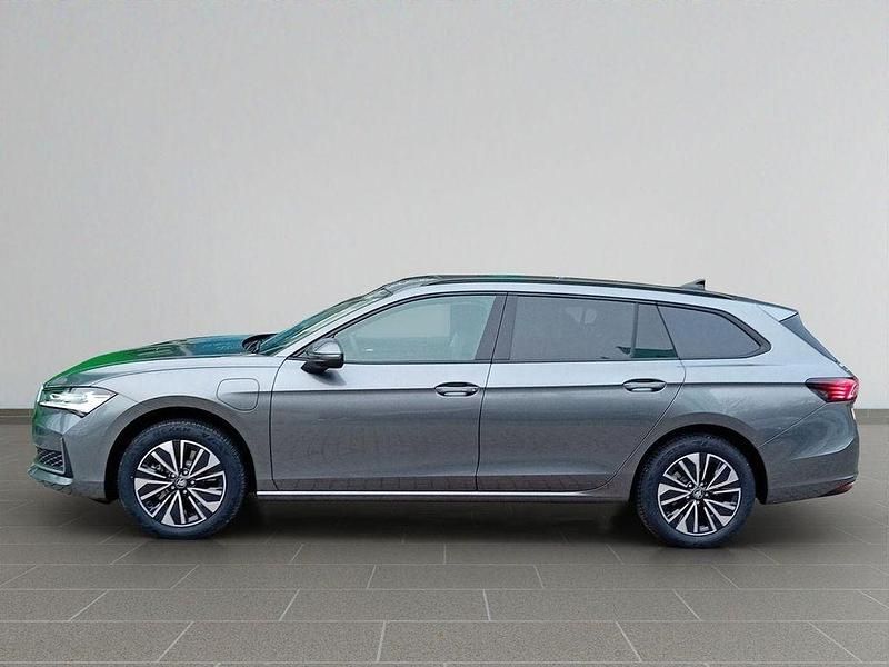 Neu Skoda Superb Selection 204 PS (150 kW) 2025 Grau Kombi