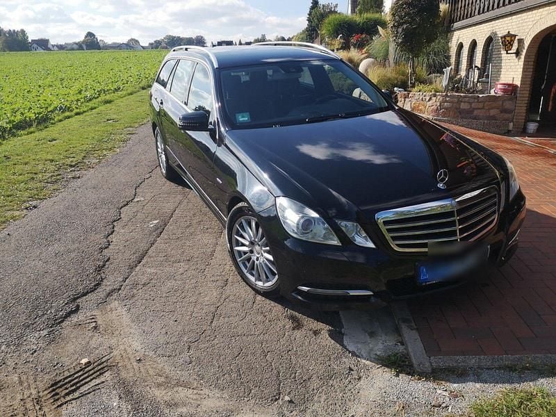 Schwarz Gebraucht 2010 Mercedes E220 Kombi | 6.700 € (Etwas zu teuer) - Bild 1/4