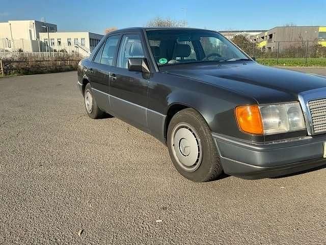 Gebraucht Mercedes E200 118 PS (86 kW) 1990 Grau Limousine