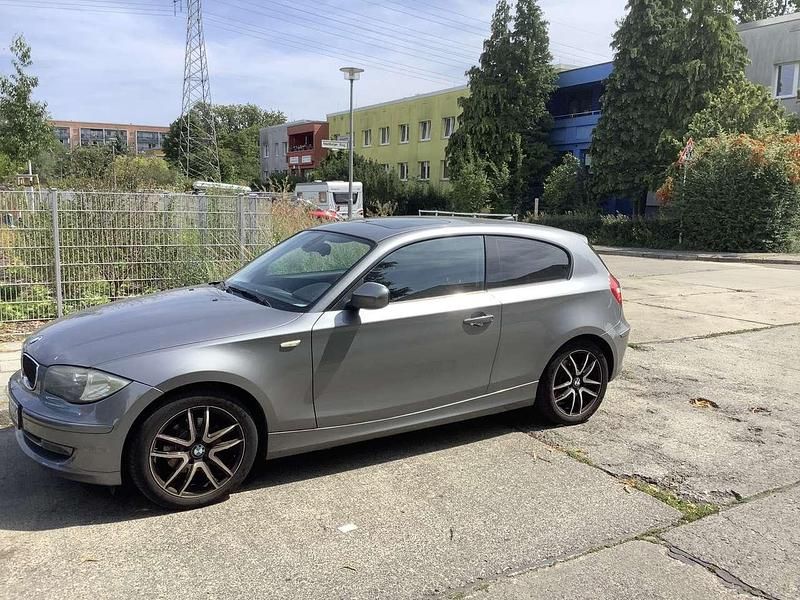 Grau Gebraucht 2011 BMW 118 Lifestyle Kleinwagen | 6.799 € (Fairer Preis) - Bild 1/4